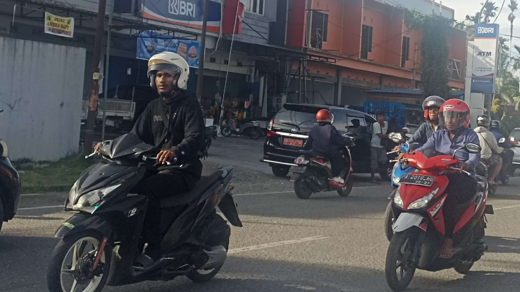 Pengendara di Jalan Budi Utomo Timika. Foto: Eka/ Papua60detik