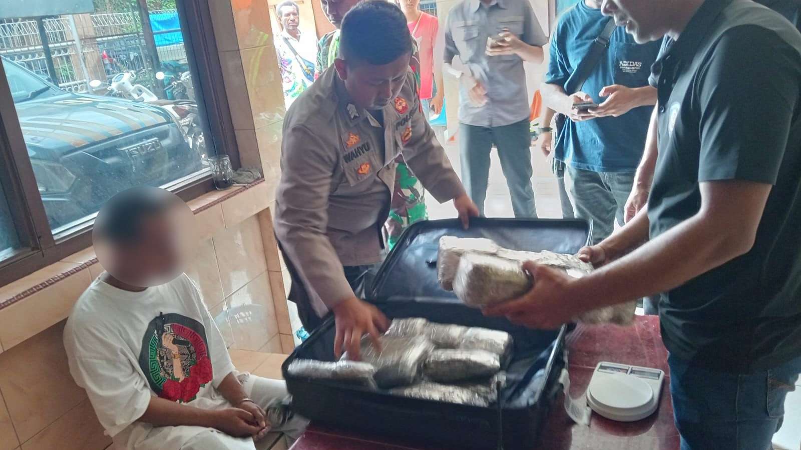 bawa-ratusan-paket-ganja-polisi-tangkap-yrw-di-bandara