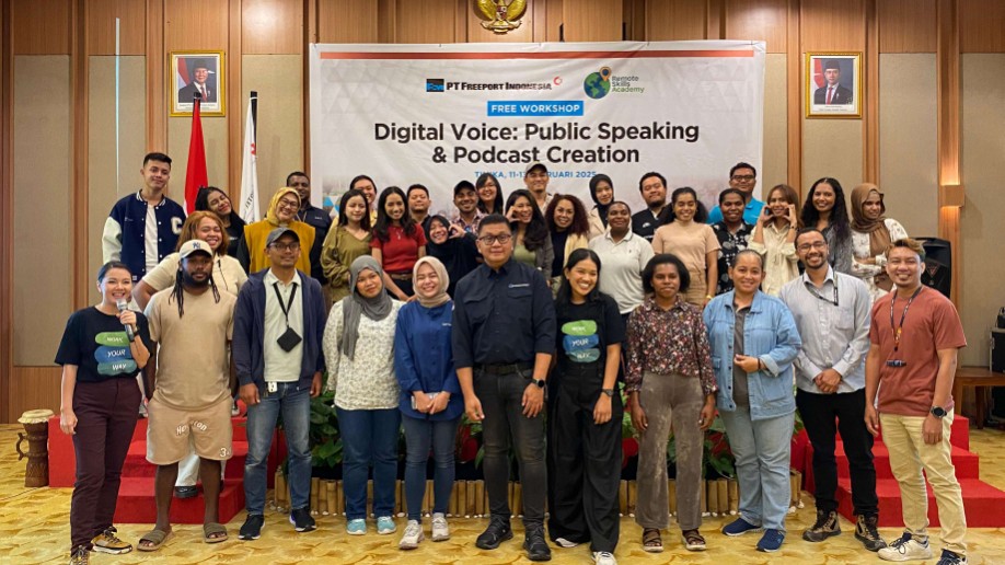 Manager Internal Communication PTFI, Stefanus Branco, bersama 35 peserta Pelatihan Public Speaking & Podcast Creation, Foto: Faris/ Papua60detik