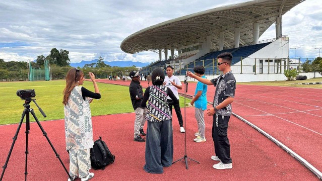 Pelatihan outdoor di Mimika Sport  Complex, Timika (13/2/2025), untuk peserta  berlatih melakukan podcast di luar studio. Foto: Corcom PTFI