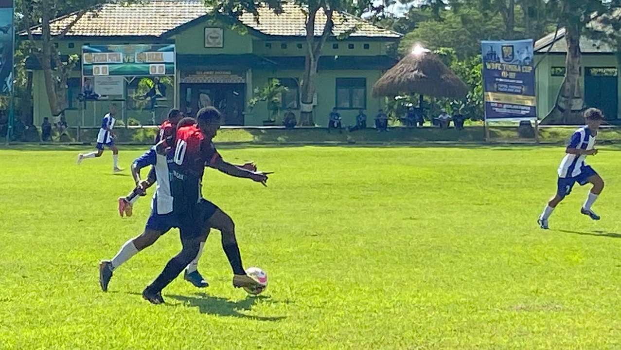 SSB Wania Imipi VS SSB Timika Putra dalam laga perdana Waanal Brothers Football Club (WBFC) Cup U-16 di Lapangan Brigif 20/IJK/3 Kostrad, Kilometer 14, Senin (17/2/2025) sore. Foto: Faris/Papua60detik