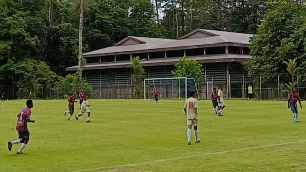 Pertandingan antara SSB Papua Blessing vs SSB Kuala Kencana. Foto: WBFC