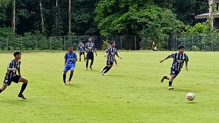 Akademi WBFC saat menjamu SSB Konica Timika di Lapangan Sepakbola Kuala  Kencana, Selasa (18/02/2025). Foto: WBFC