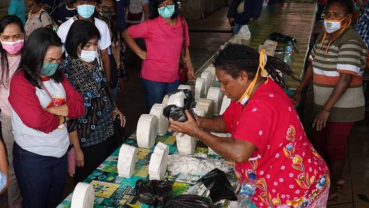 Penjual sagu di Pasar Sentral Timika. Foto: Dok/ Papua60detik
