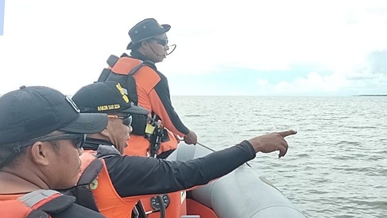 penumpang-km-sirimau-ceburkan-diri-ke-laut-tim-sar-lakukan-pencarian