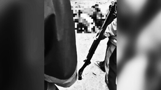 Screenshot video TPNPB Komando Daerah Pertahanan (Kodap) XIII Paniai mengeksekusi mati seseorang di Enarotali Paniai, Jumat (21/2/2025).