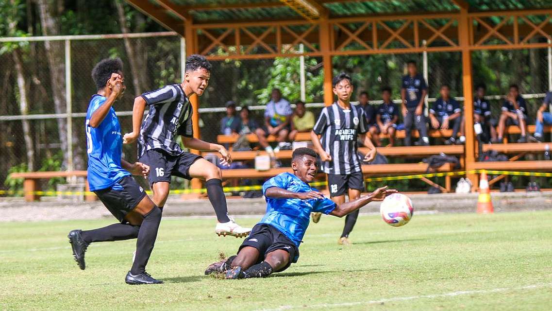Pemain Akademi WBFC, Akbar (tengah) saat membobol gawang PFA. Foto: Joe Situmorang/ Papua60Detik