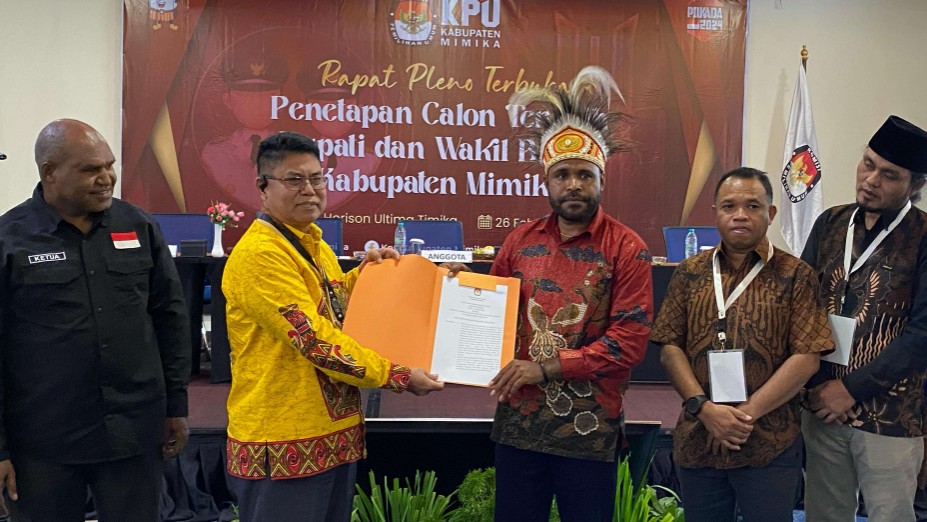 Penyerahan salinan SK Penetapan Bupati dan Wakil Bupati Kabupaten Mimika oleh Ketua KPU Dete Abugau Ketua Sementara DPRK Mimika Iwan Anwar, Rabu (26/2/2025). Foto:/ Papua60detik