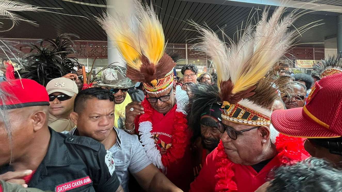 ribuan-pendukung-sambut-kedatangan-john-rettob-emanuel-kemong