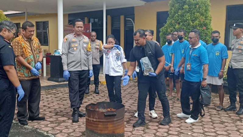 polres-mimika-musnahkan-ratusan-gram-narkoba-dan-miras-lokal
