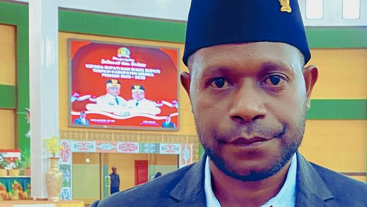 bahaya-di-jalan-simson-gwijangge-ingatkan-sopir-angkut-material-tutup-terpal