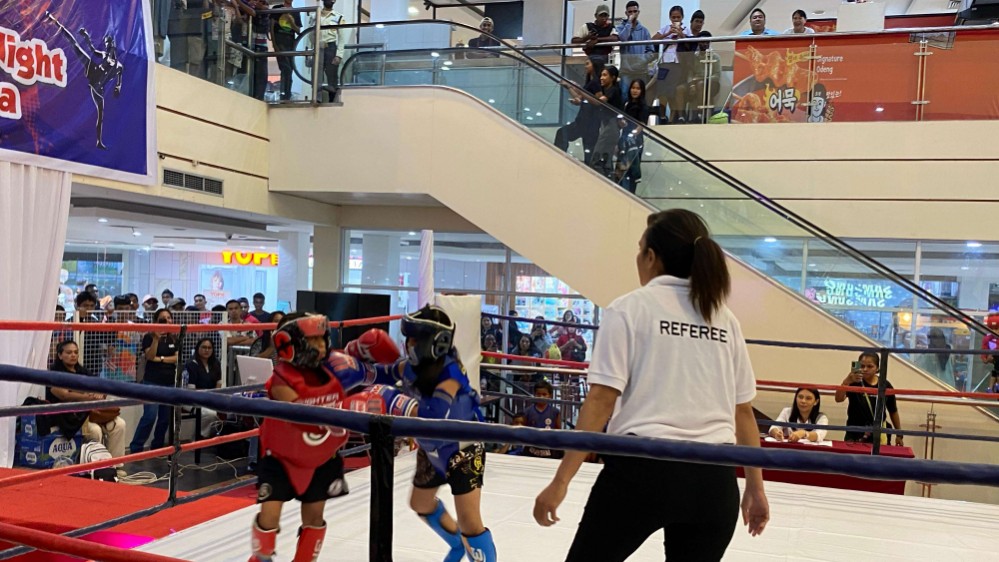 Dua atlet cilik bertanding pada  event Special Fight One Night Muaythai Timika di Diana Mall Timika, Senin (3/3/2025). Foto: Faris/Papua60detik