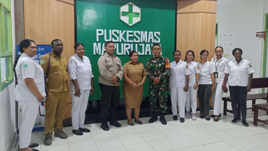 Pertukaran shift siang ke sift malam pegawai puskesmas Mapurujaya Mimika Timur, Senin (3/3/2025). Foto: Eka/ Papua60detik