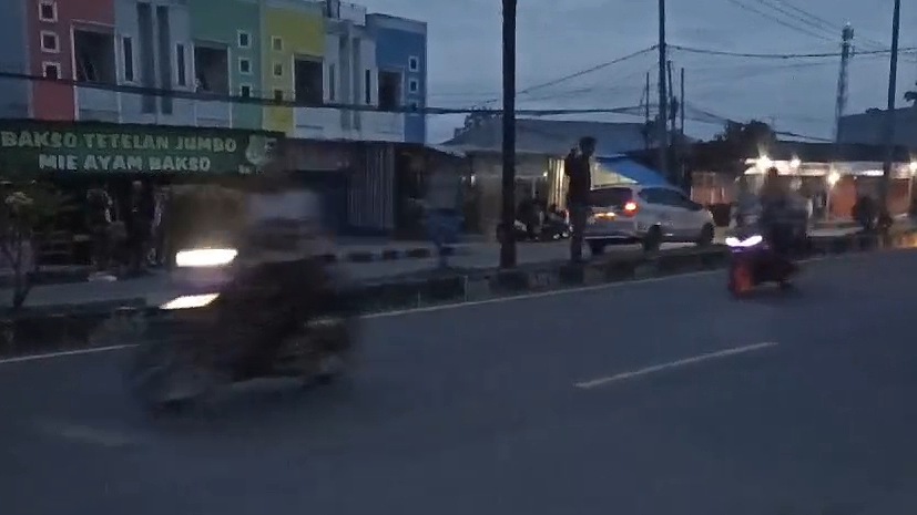 Balap liar di Jalan Hasanuddin Timika, Selasa (4/3/2025). Foto: Eka/ Papua60detik