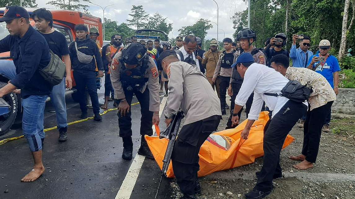 Jenazah korban saat dievakuasi oleh polisi. Foto: Istimewa