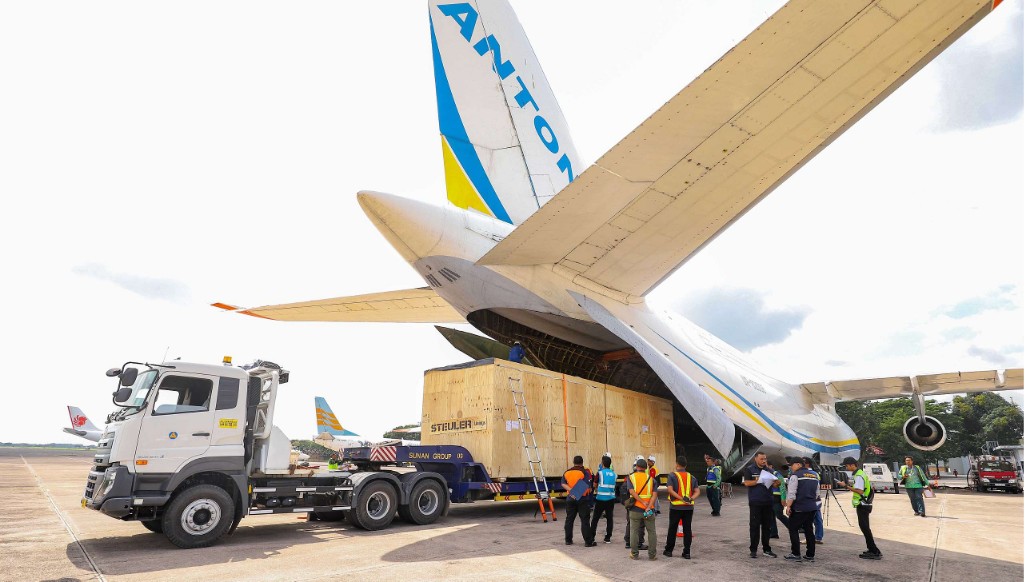 Pengangkutan critical restart material Smelter PTFI ke dalam pesawat Antonov, Frankfurt (28/02). Foto: Corcom PTFI