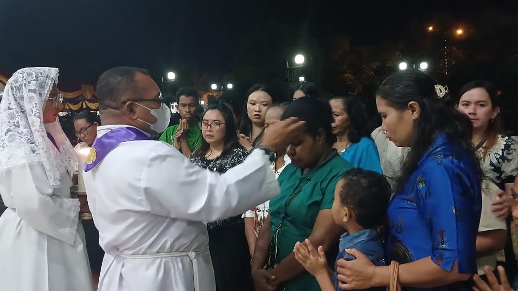 umat-katolik-ikuti-misa-rabu-abu-memasuki-masa-prapaskah