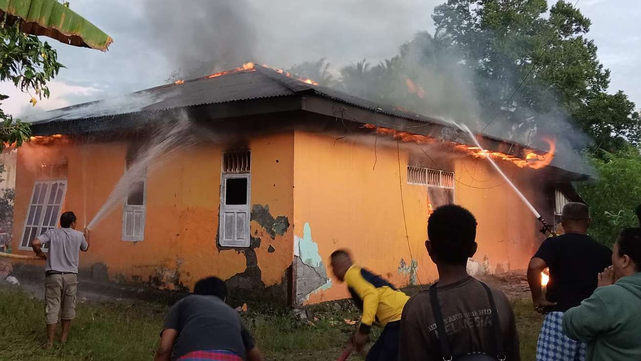satu-unit-rumah-terbakar-di-sp2-api-dari-motor-yang-diduga-sengaja-dibakar