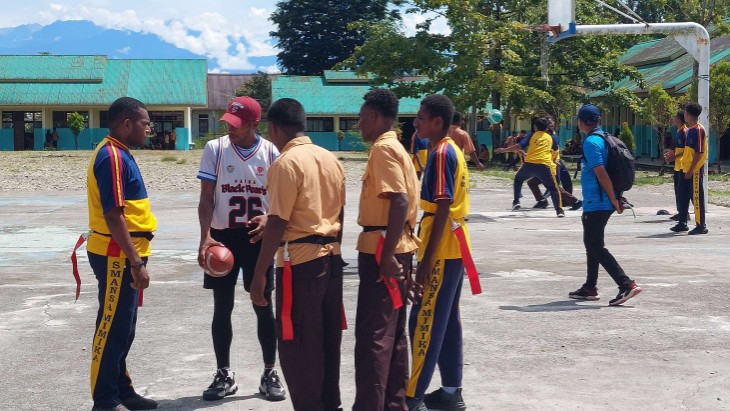 Black Pearls perkenalkan olahraga flag football kepada siswa SMA Negeri 1 Mimika, Jumat (7/3/2025). Foto: Faris/ Papua60detik