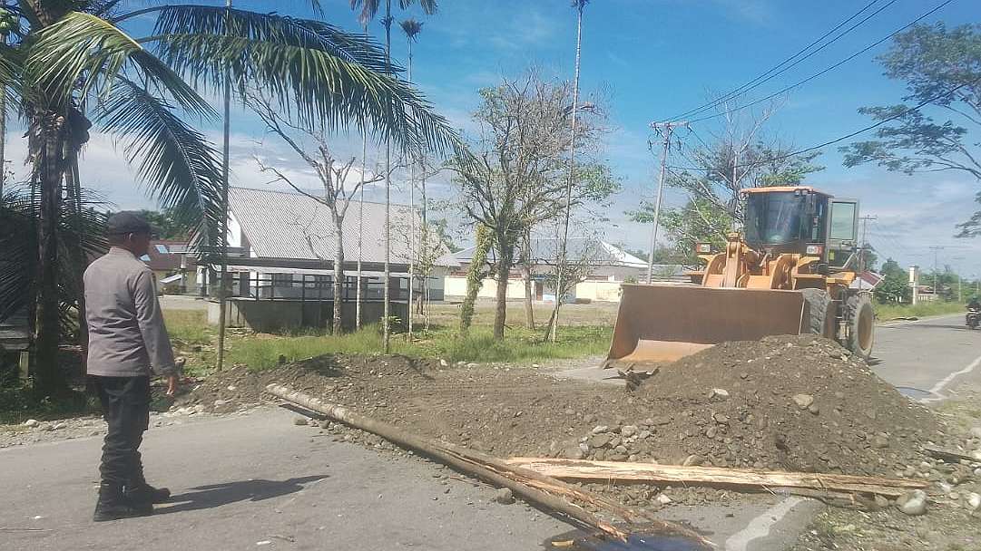 palang-di-jalan-trans-nabire-dibuka-lalu-lintas-kembali-normal