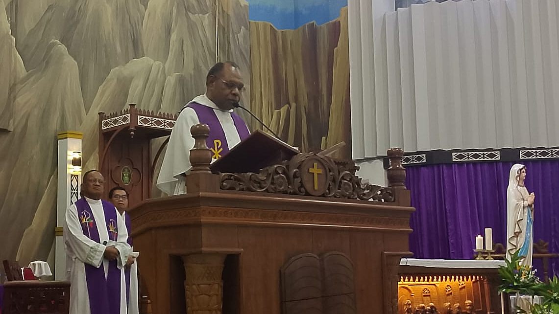 pastor-bernardus-bofitwos-baru-pimpin-keuskupan-timika