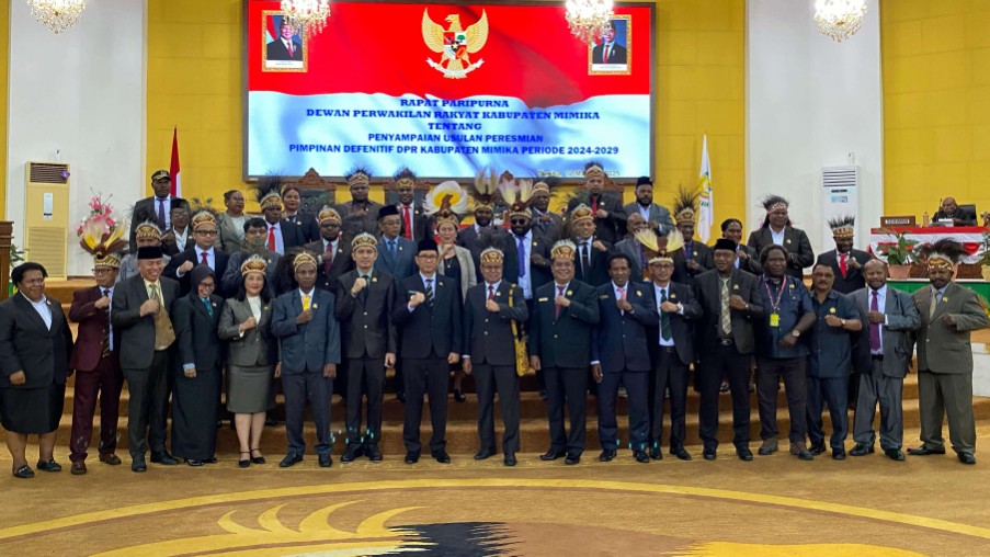 Anggota DPRK Mimika gunakan mahkota dan noken dalam rapat paripurna, Foto: Faris/ Papua60detik