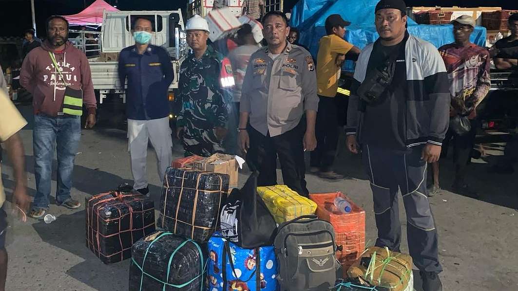 polisi-sita-ratusan-liter-sopi-di-pelabuhan-pomako-pemilik-tak-diketahui
