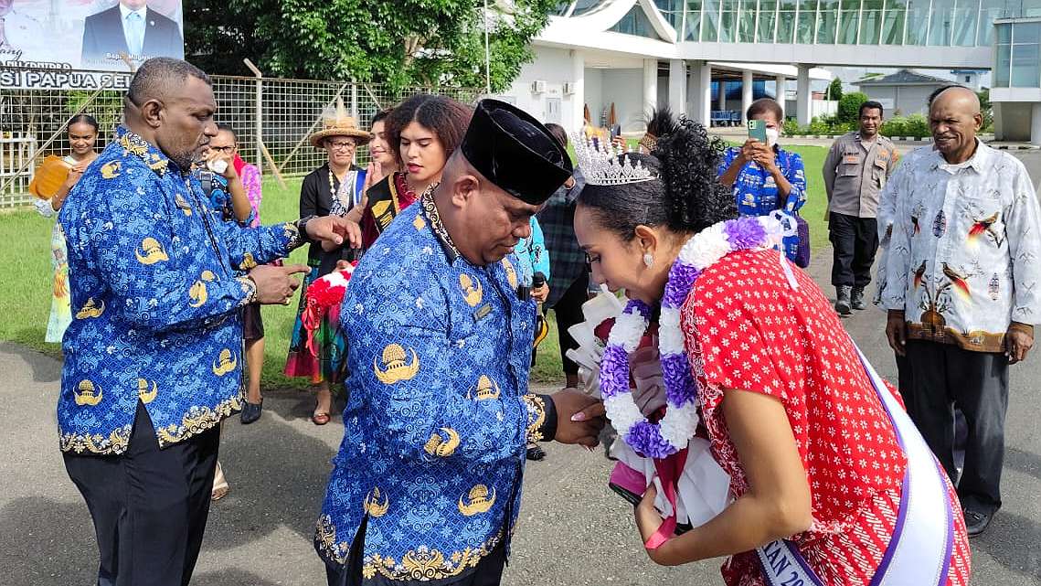 Wakil Gubernur, Paskalis Imadawa menyambut Shamenta Novianty Kowirop Kaipman yang menjadi finalis Putri Indonesia 2025 mewakili Papua Selatan. Foto: Josua/ Papua60detik