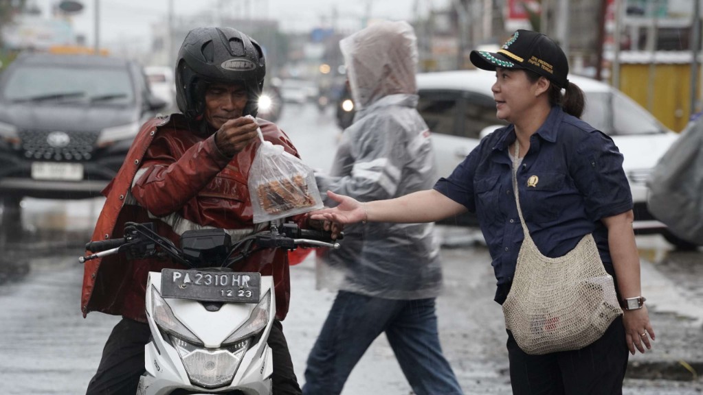 anggota-dprd-papua-tengah-nancy-raweyai-bersama-jpm-berbagi-takjil