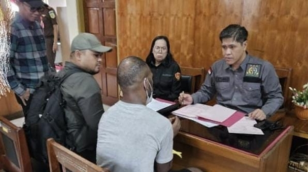 tersangka-anggota-kkb-kamenak-gire-diserahkan-ke-kejari-nabire