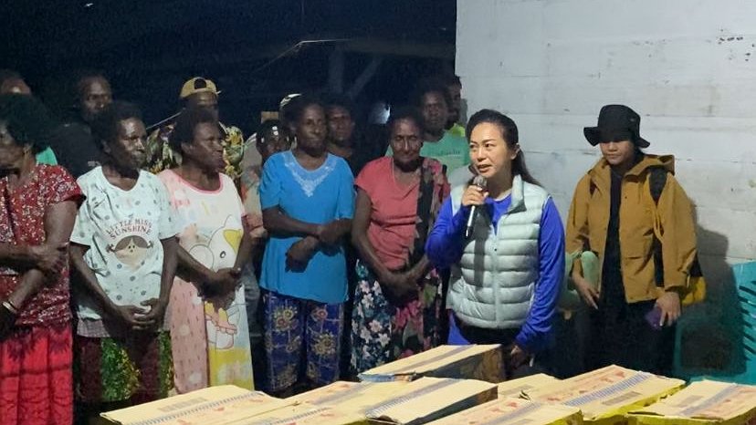 anggota DPRK Mimika, Dessy Putrika Ross Rante serap aspirasi pada reses tahap 1 di Balai Kampung Mimika, Distrik Mimika Barat. Minggu (24/5/2025) malam. Foto: Faris/ Papua60detik