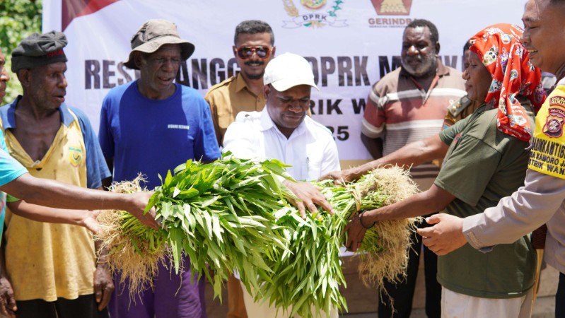 reses-di-kamoro-jaya-elinus-b-mom-dukung-petani-siap-perjuangkan-aspirasi-warga