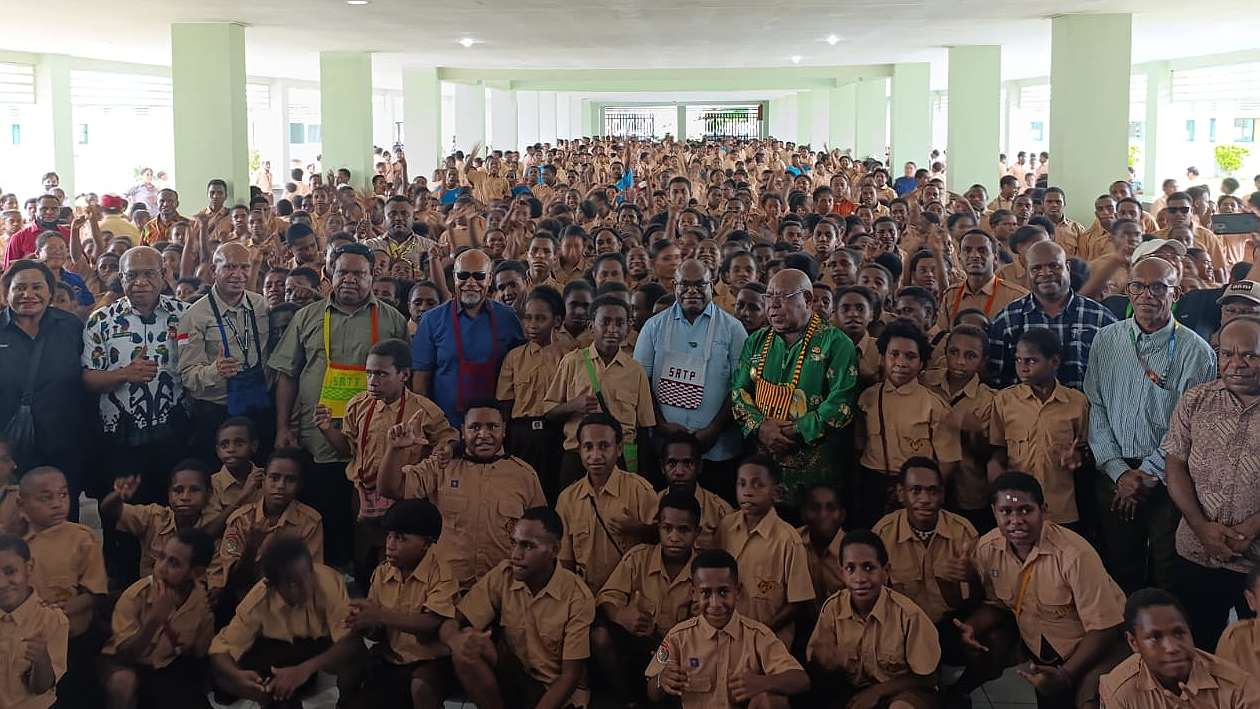 gubernur-papua-tengah-kunjungi-satp-ini-pesannya-ke-siswa