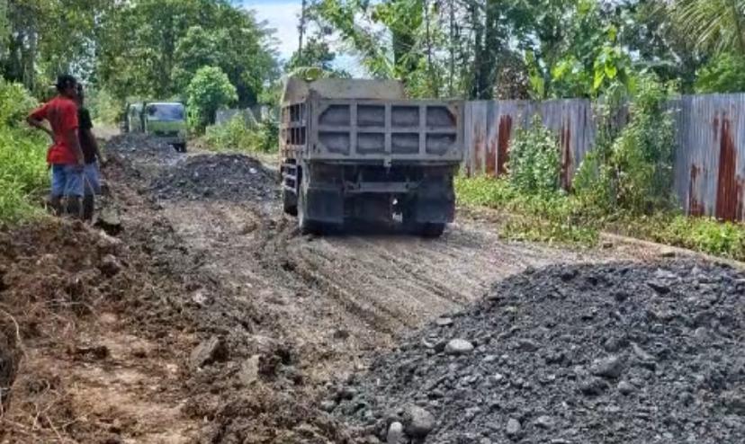 darwin-rombe-bantu-timbun-jalan-di-kelurahan-wanagon-dengan-anggaran-pribadi