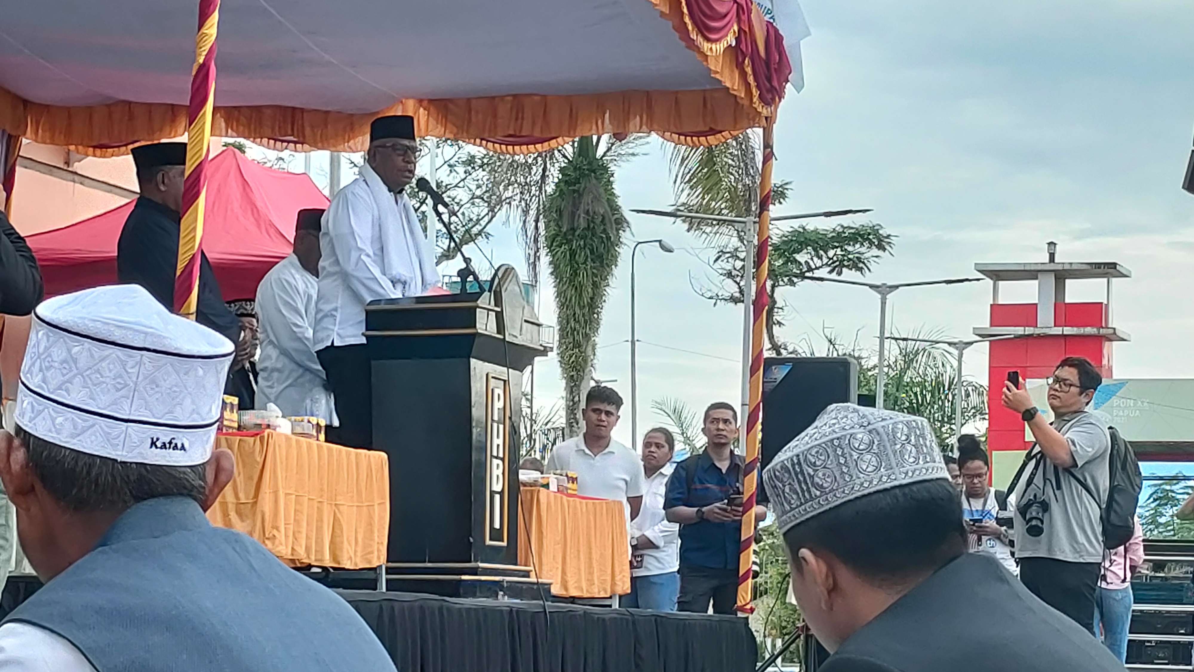 bicara-di-depan-jemaah-salat-id-john-rettob-politik-sudah-selesai