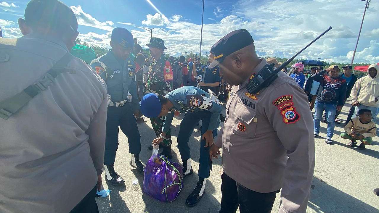 aparat-sita-ratusan-liter-miras-dari-penumpang-km-tatamailau