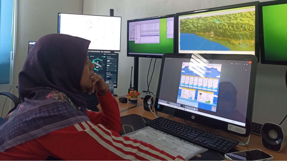 Forecaster BMKG Timika Fitria Nur Fadlilah saat menjelaskan tentang potensi cuaca. Foto: Eka/ Papua60detik