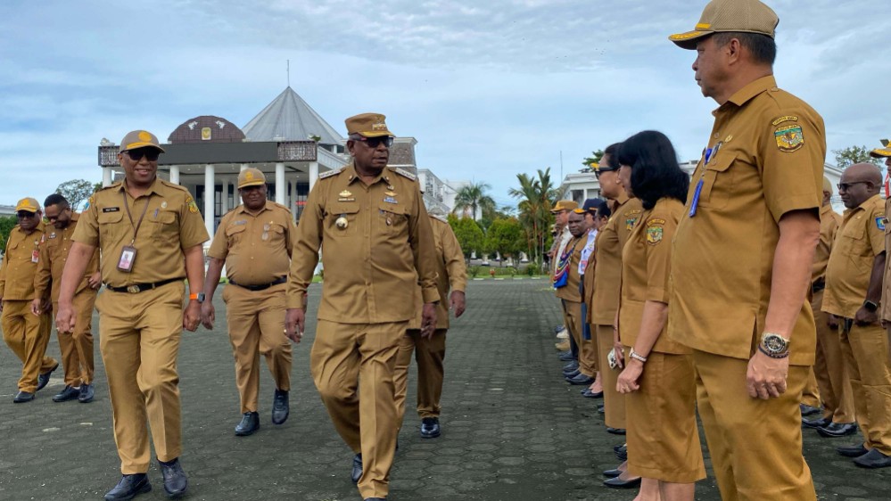 Bupati John Rettob memeriksa barisan ASN saat apel di lingkup halam Pemerintahan Kabupaten Mimika, SP3, Selasa (8/4/2025). Foto: Faris/ Papua60detik