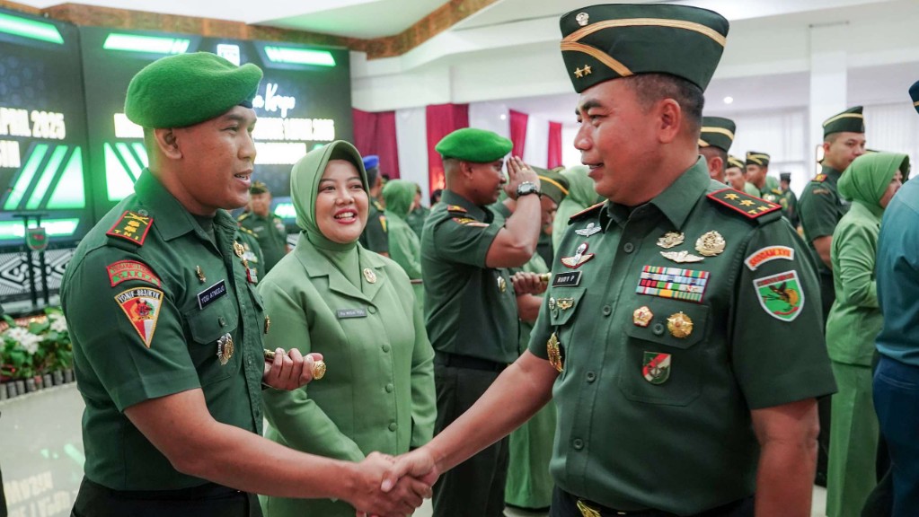 639-personel-kodam-xviicenderawasih-naik-pangkat