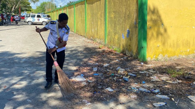 dukung-liga-4-lurah-kamoro-jaya-turun-bersihkan-sampah-sekitar-stadion