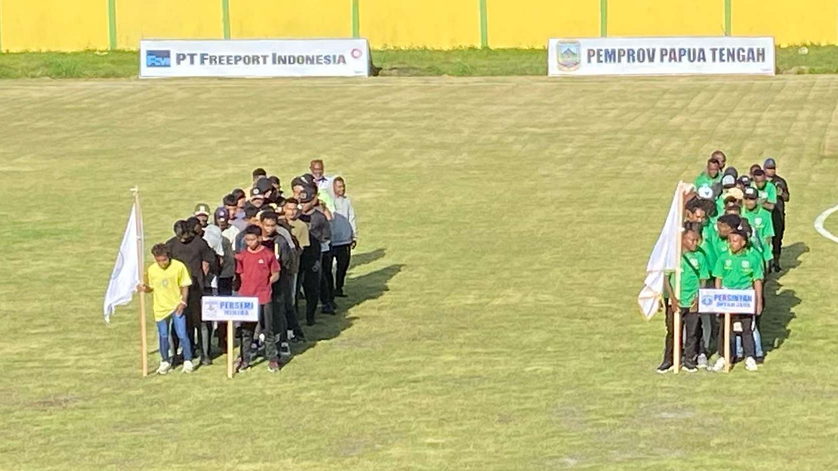 Tim Persemi Mimika (kiri) pada pembukaan Kompetisi Liga 4 Indonesia zona Papua Tengah di lapangan Stadion Wania Imipi, Rabu (9/4/2025). Foto: Faris/ Papua60detik
