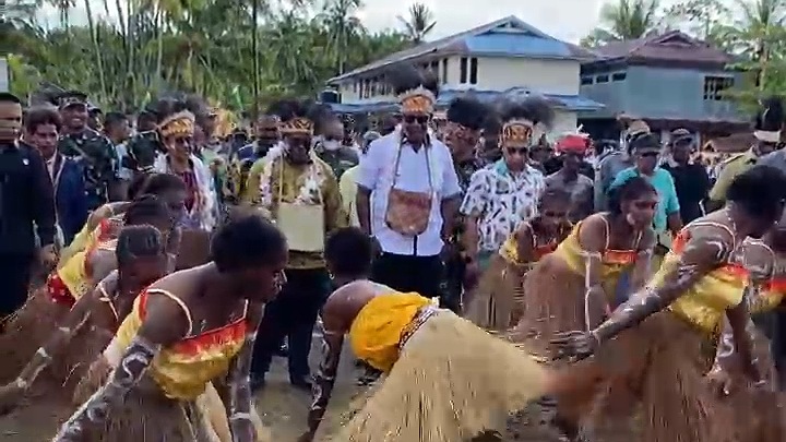 gubernur-meki-nawipa-kunjungi-kokonao-tinjau-fasilitas-pendidikan