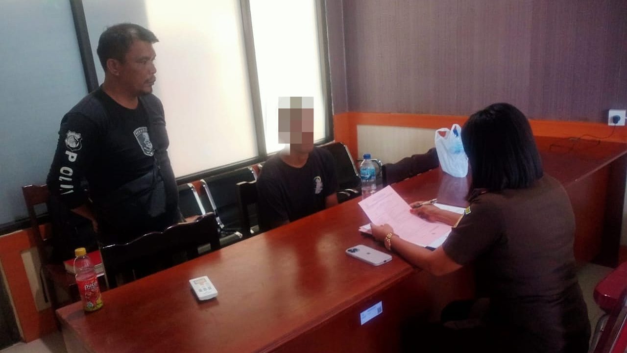 polisi-serahkan-tersangka-pencuri-ayam-ggm-ke-kejari-mimika