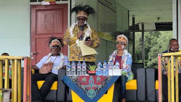 gubernur-papua-tengah-dengar-langsung-jeritan-warga-mimika-barat