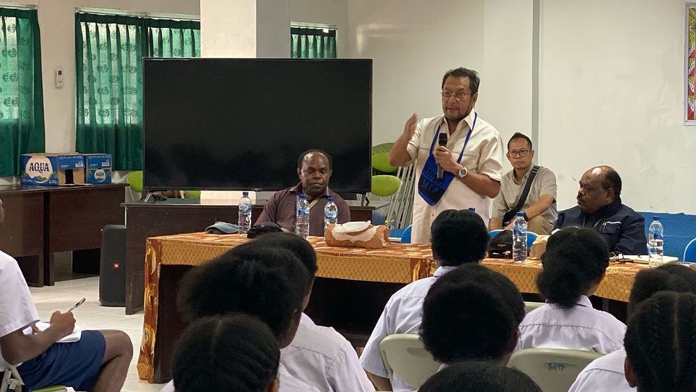 wakil-ketua-dpd-ri-yorrys-raweyai-sosialisasi-empat-pilar-kebangsaan-di-satp-timika