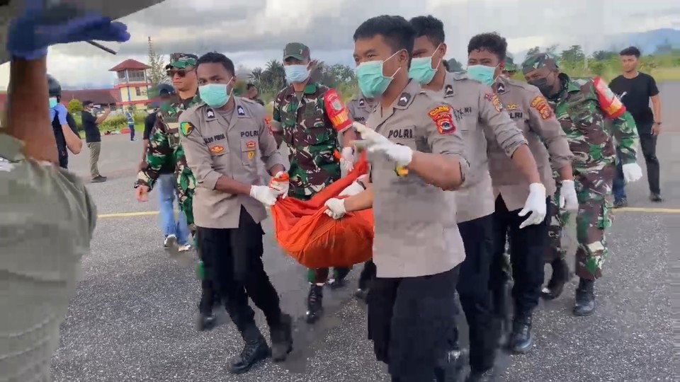 Proses evakuasi jenazah pendulang, korban pembunuhan KKB di Yahukimo. Foto: Satgas Humas ODC