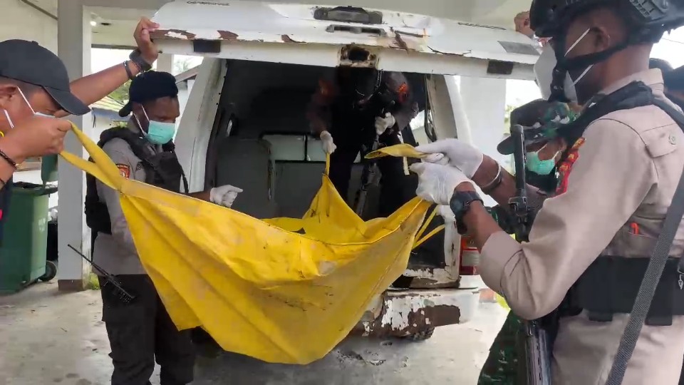 Proses evakuasi korban pembunuhan masyarakat sipil penambang emas di wilayah Kabupaten Yahukimo. Foto: Satgas Humas ODC-2025