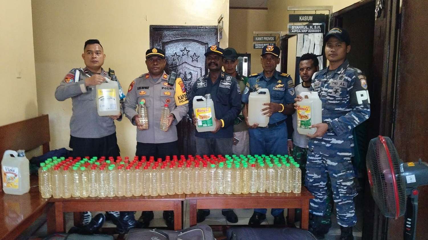 polisi-sita-ratusan-liter-miras-dari-penumpang-km-sirimau