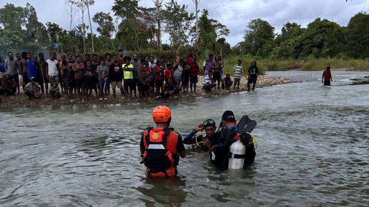 Pencarian diduga korban tenggelam di Kali Selamat Datang SP2 Timika. Foto: Humas SAR