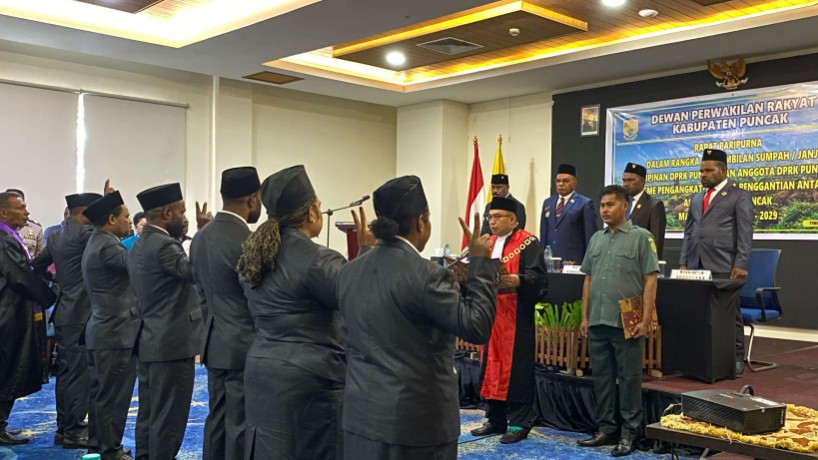 pengambilan sumpah/janji enam anggota Dewan Perwakilan Rakyat Kabupaten (DPRK) Puncak dari jalur Otonomi Khusus (Otsus) Foto: Faris/Papua60detik